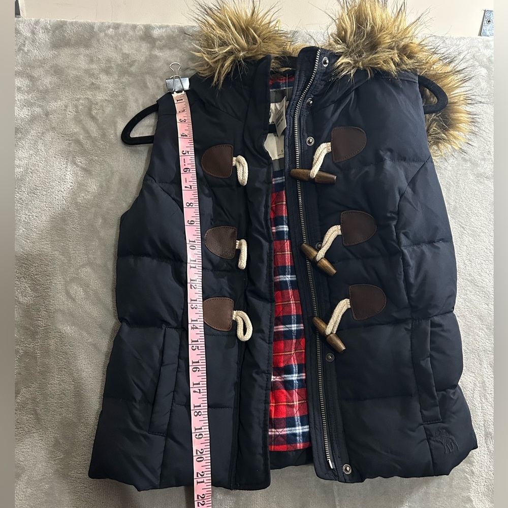 Abercrombie & Fitch down filled toggle front vest with fur hood - Picture 3 of 12